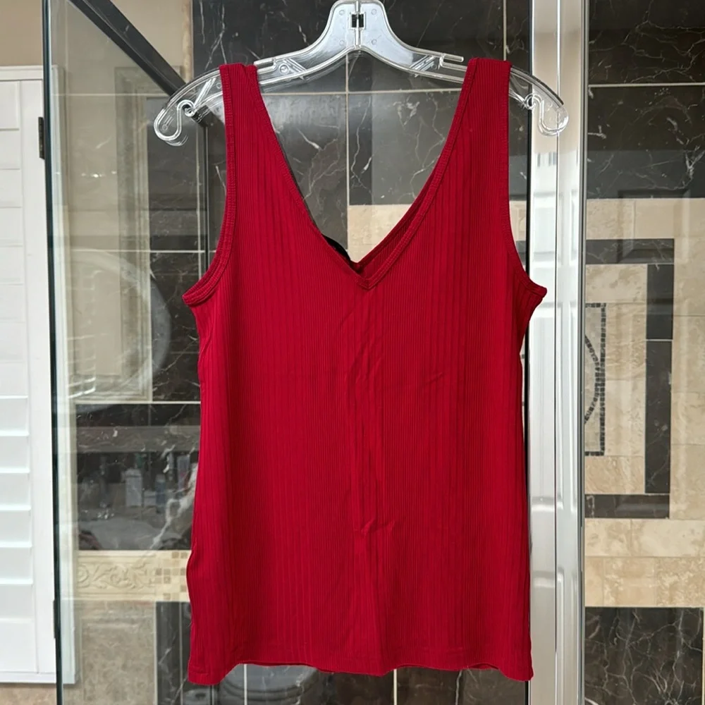 Banana Republic red top, size M, NWT. - Picture 2 of 3
